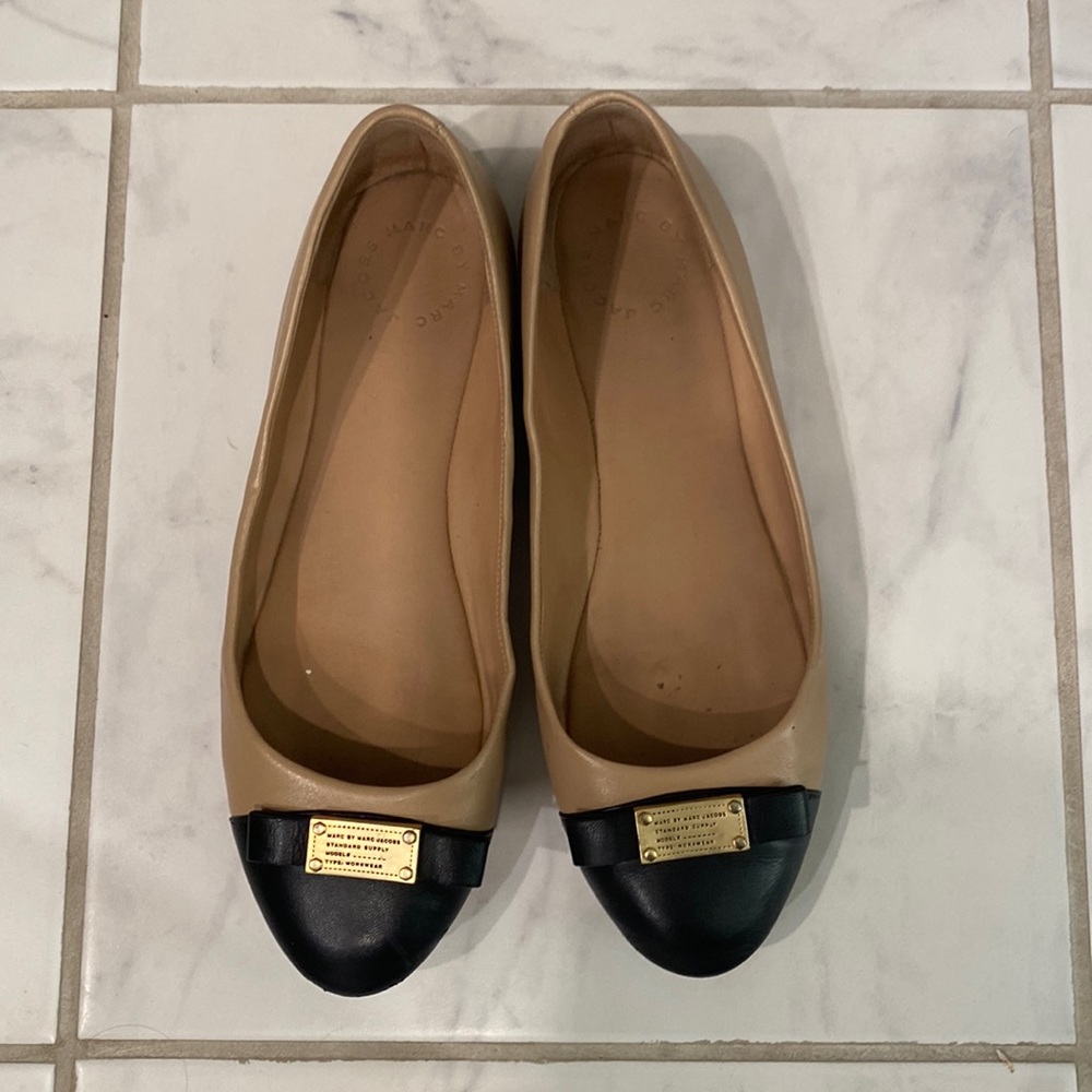 Marc Jacobs Beige and Black Flats